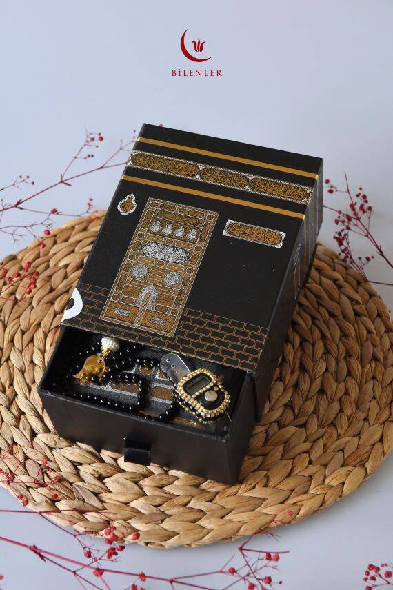 Kabe Desenli Kuranı Kerim-Seccade-Zikirmatik- Tesbih Hac & Umre Hediyelik Seti – Siyah (5 Parça Manevi Set) - 3