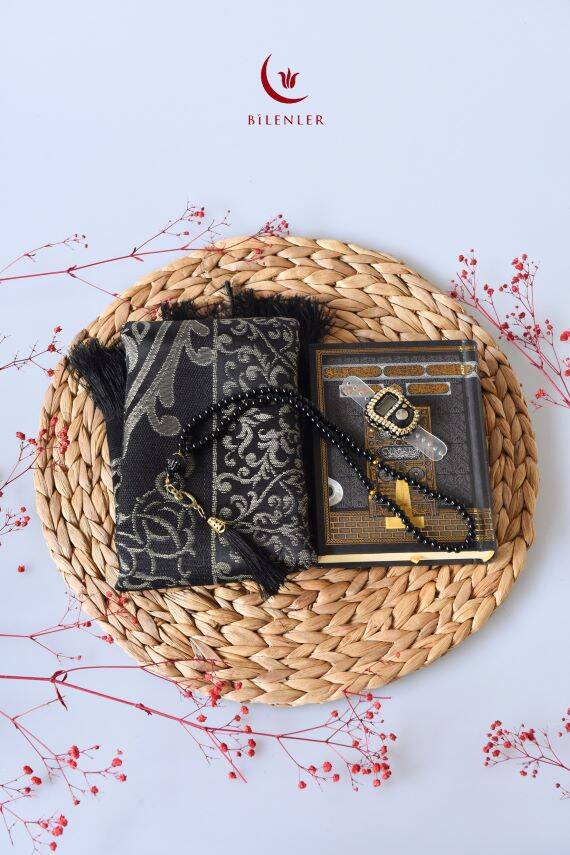 Kabe Desenli Kuranı Kerim-Seccade-Zikirmatik- Tesbih Hac & Umre Hediyelik Seti – Siyah (5 Parça Manevi Set) - 1