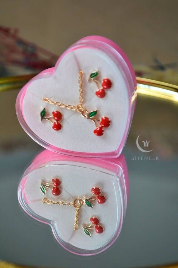 Kız Çocuk Kolye ve Küpe Seti 1 Adet – Kalpli Plastik Kutuda (Karışık Desen) - 3