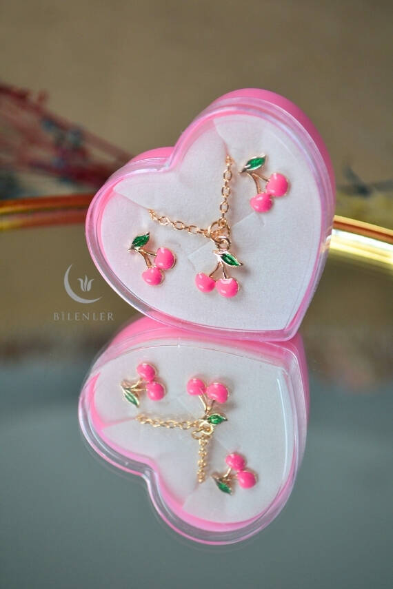 Kız Çocuk Kolye ve Küpe Seti 1 Adet – Kalpli Plastik Kutuda (Karışık Desen) - 2