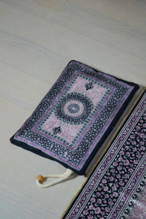 Pratik ve Taşınabilir İpek Dokulu Çantalı Seccade Mini Çiçek Desenli Lila - 3